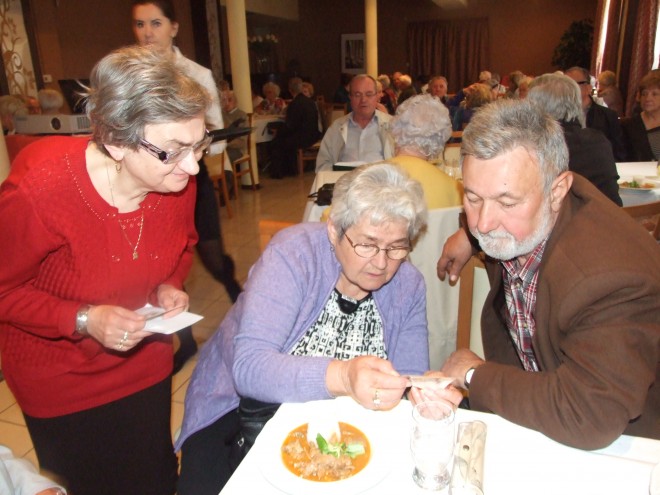 Antonina Schmidt i Genowefa Kucharczyk z redaktorem Stanisławem Gackiem